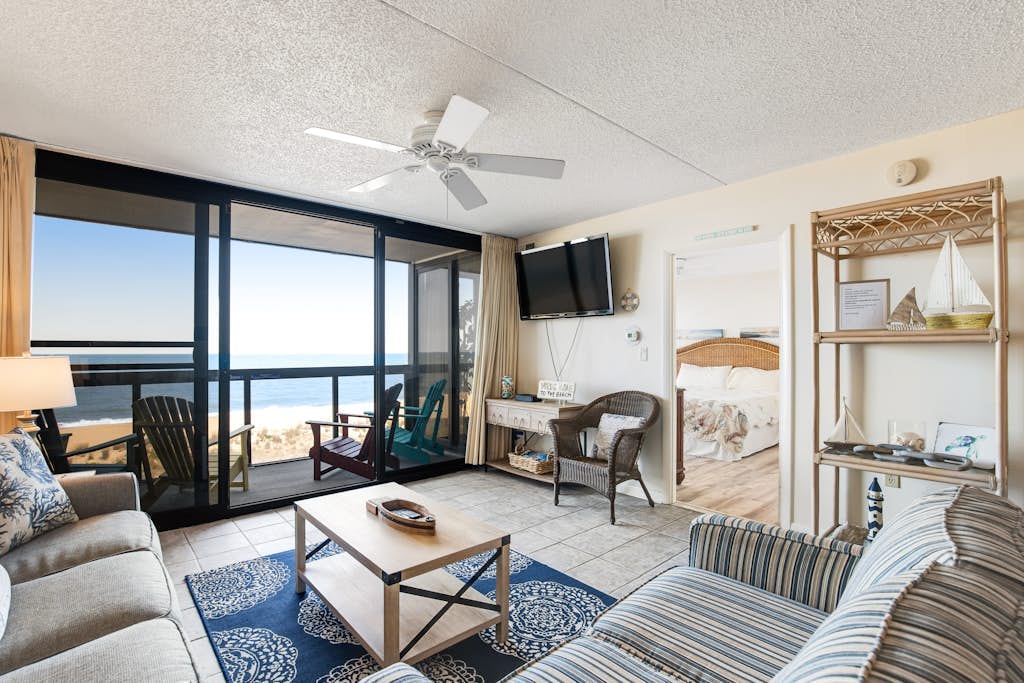 Splendid beachfront condo with balcony, views, pool, gym, tennis, AC & sauna
