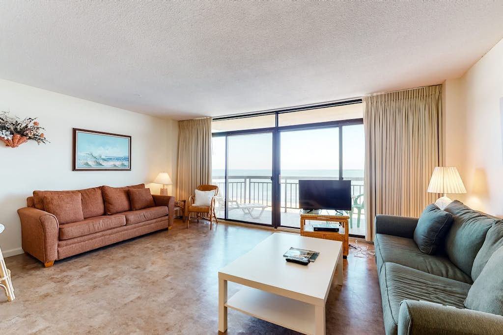 Oceanfront High-Rise Condo w/ Balcony, Ocean View, AC & Shared Pool/Tennis