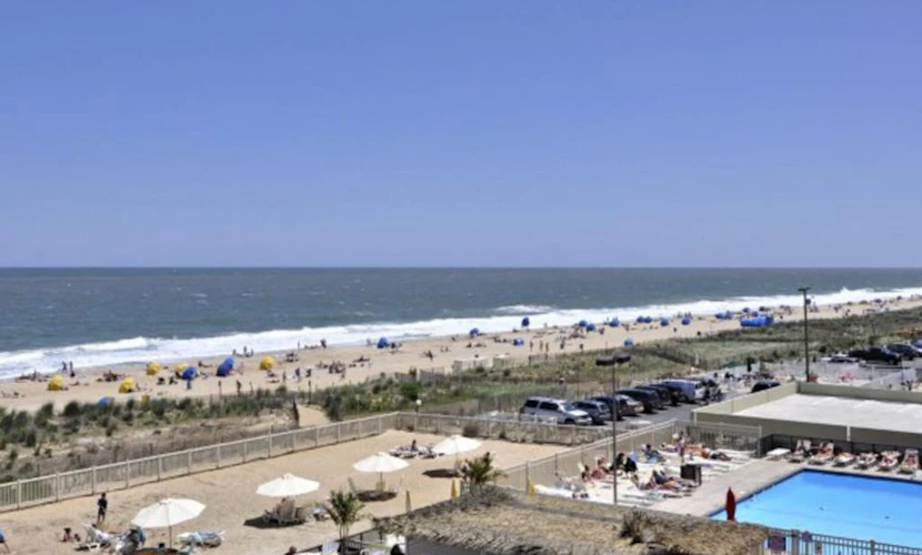 Beachfront studio with small balcony, AC, pools, gym, game room & sauna