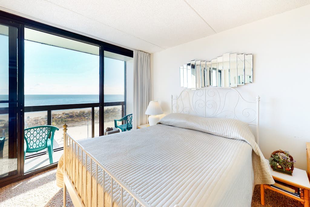 Beachfront studio with small balcony, AC, pools, gym, game room & sauna