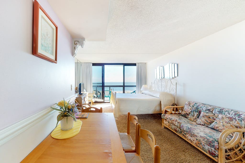 Beachfront studio with small balcony, AC, pools, gym, game room & sauna