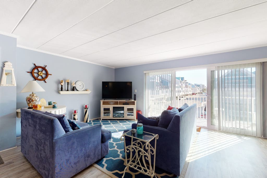 Ocean Block Condo w/ Balcony, Side Ocean View, AC, WiFi & Shared Pool