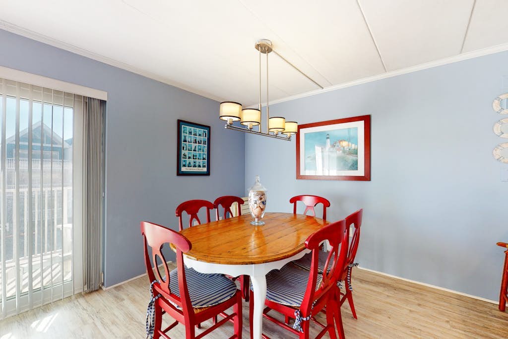Ocean Block Condo w/ Balcony, Side Ocean View, AC, WiFi & Shared Pool