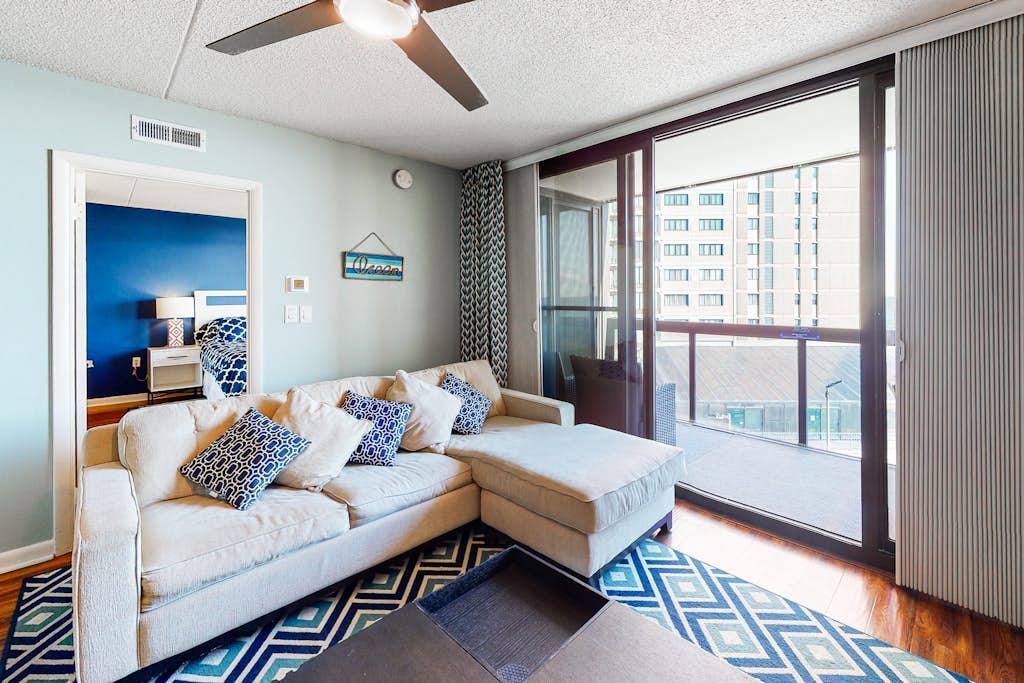 Charming beach condo overlooking tennis courts with balcony & pools