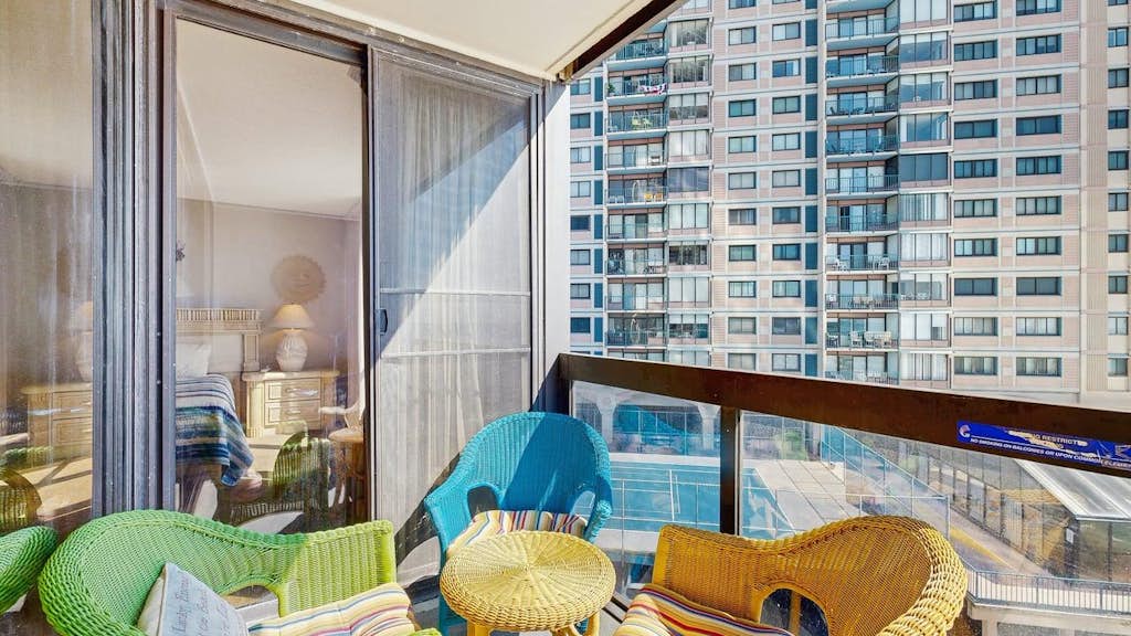 Sunny beach condo with balcony, W/D, pools, gym, sauna & AC