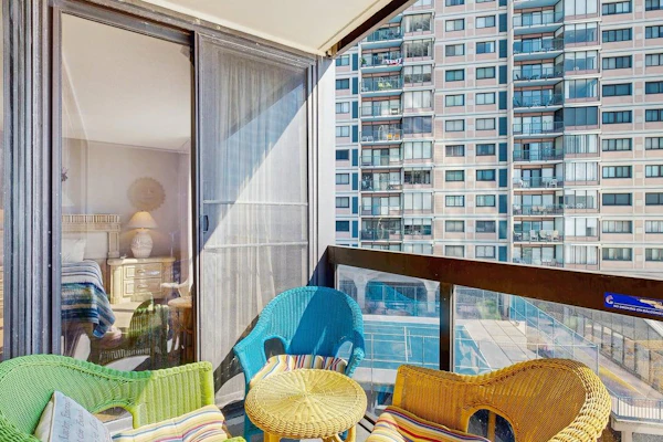 Sunny beach condo with balcony, W/D, pools, gym, sauna & AC