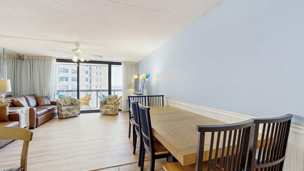 Sunny beach condo with balcony, W/D, pools, gym, sauna & AC