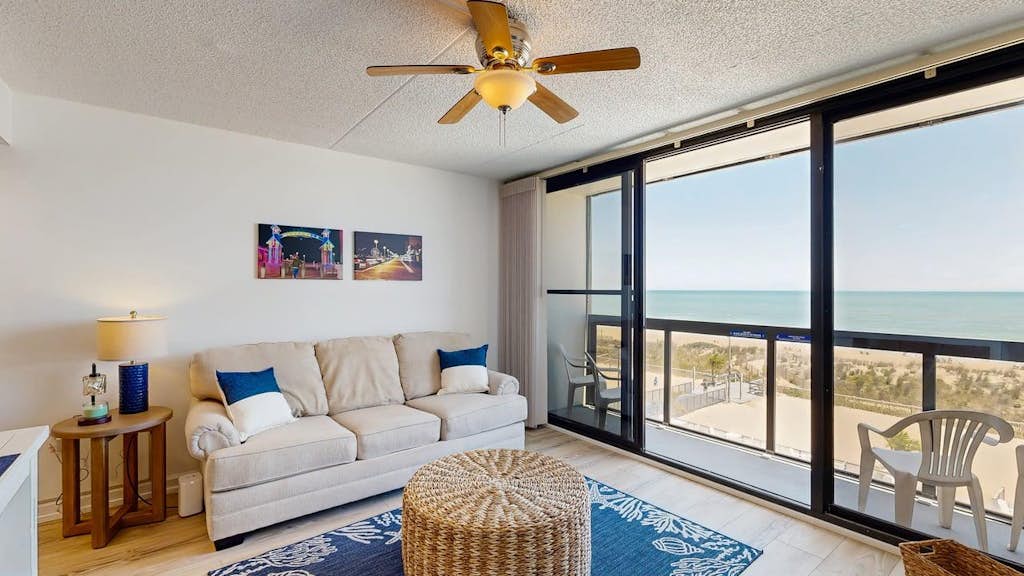 Beachy condo with small balcony, AC, pools, gym, game room & sauna