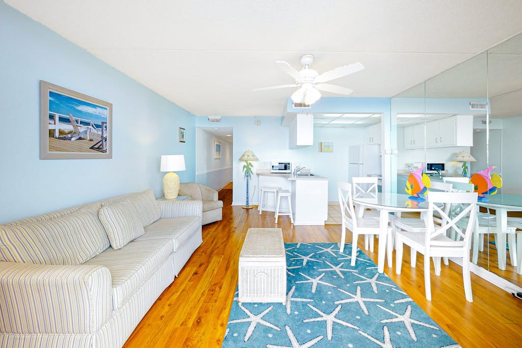 Joyful beachfront condo with balcony, pools, gym, game room & AC