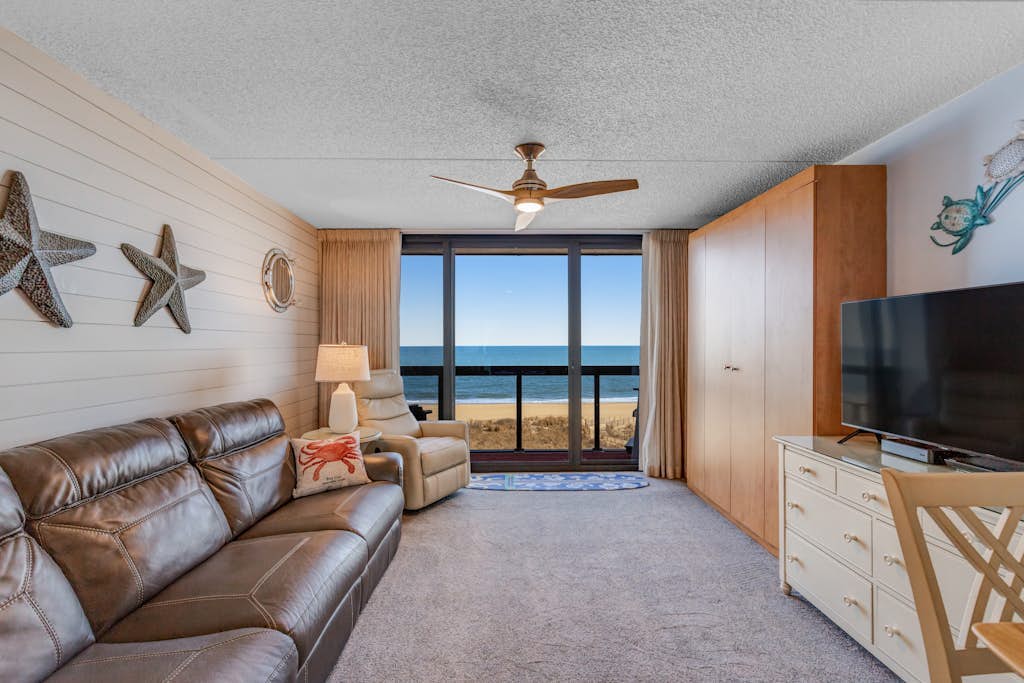 Waterfront condo with balcony, AC, tennis, pools & gym