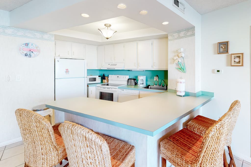 Beachfront condo with balcony, AC, pools, gym & sauna