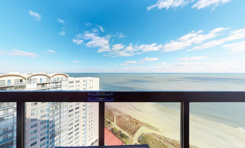 Affordable beach condo with balcony views, pools & game room
