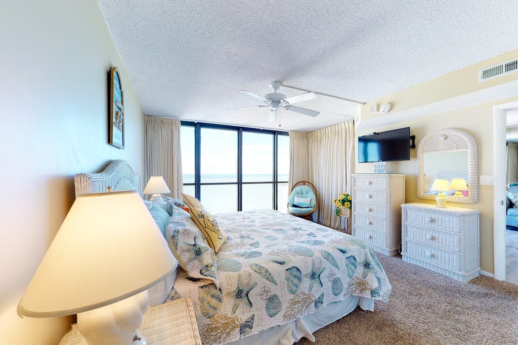 Affordable beach condo with balcony views, pools & game room