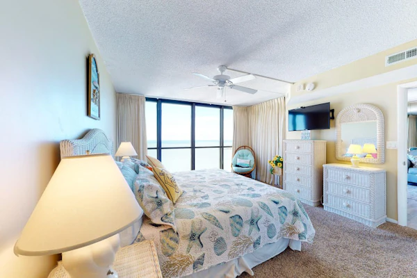 Affordable beach condo with balcony views, pools & game room