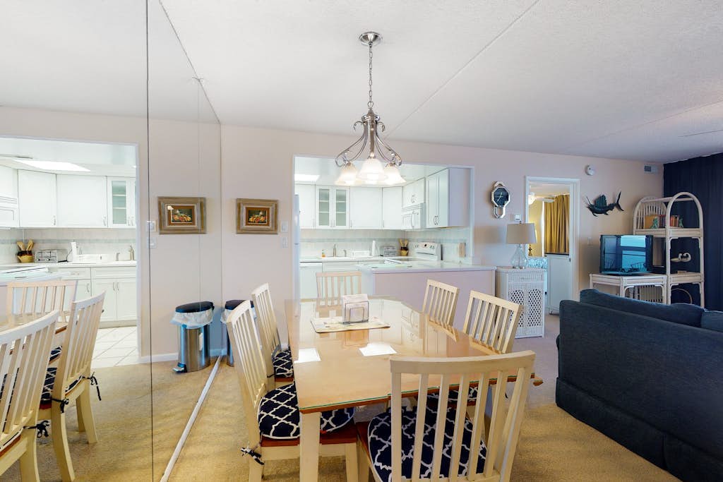 Waterfront condo with balcony, washer/dryer, pools & gym