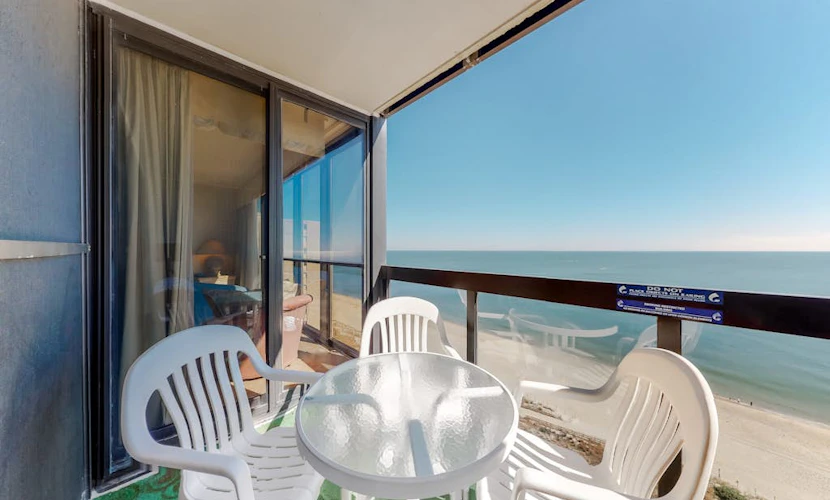 Oceanfront condo with balcony, washer/dryer, pools, gym & beach bar