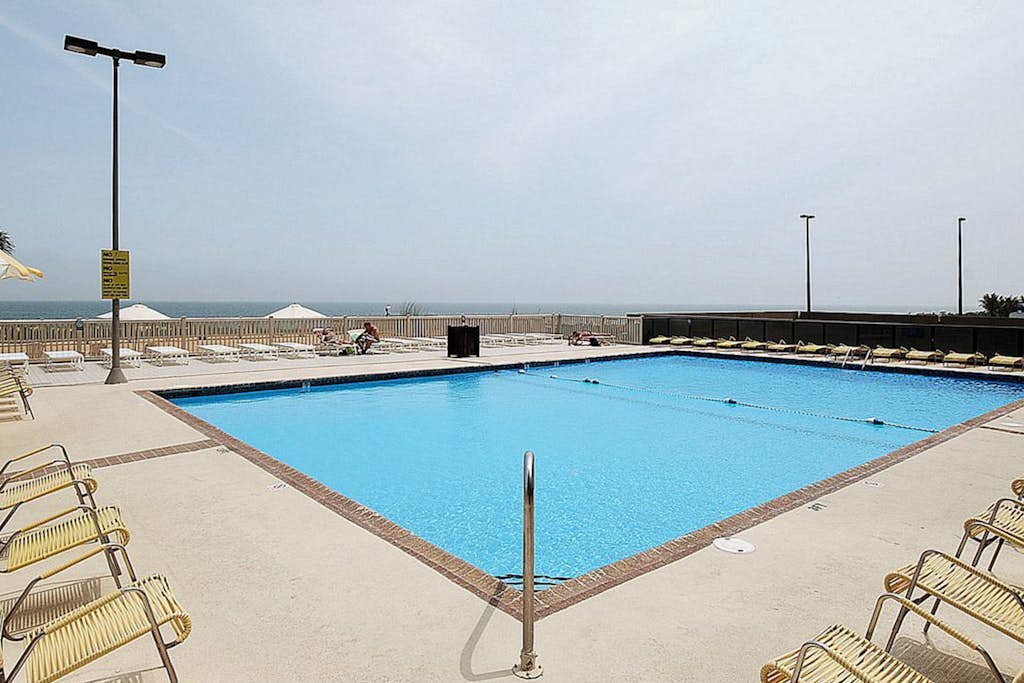 Bright waterfront condo with balcony, incredible views, pools & gym
