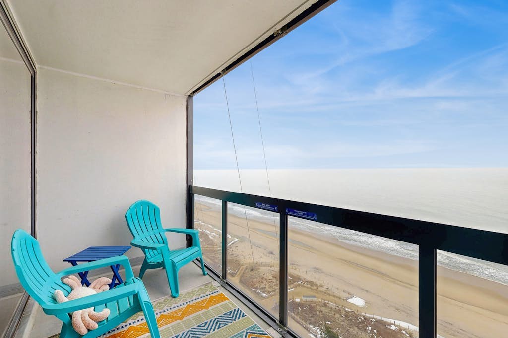 Bright waterfront condo with balcony, incredible views, pools & gym