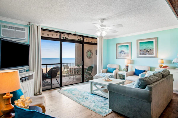Oceanfront condo with huge balcony, bay views, & outdoor pool