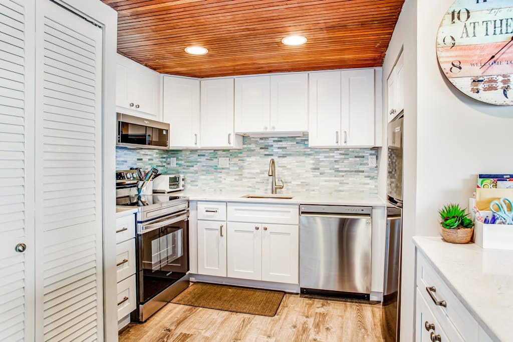 Oceanfront condo with huge balcony, bay views, & outdoor pool