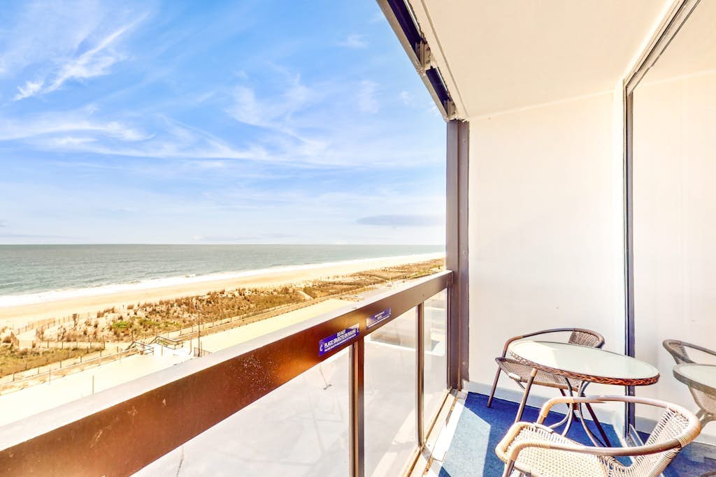 Budget-friendly beachfront studio with balcony, tennis, gym, pools & sauna