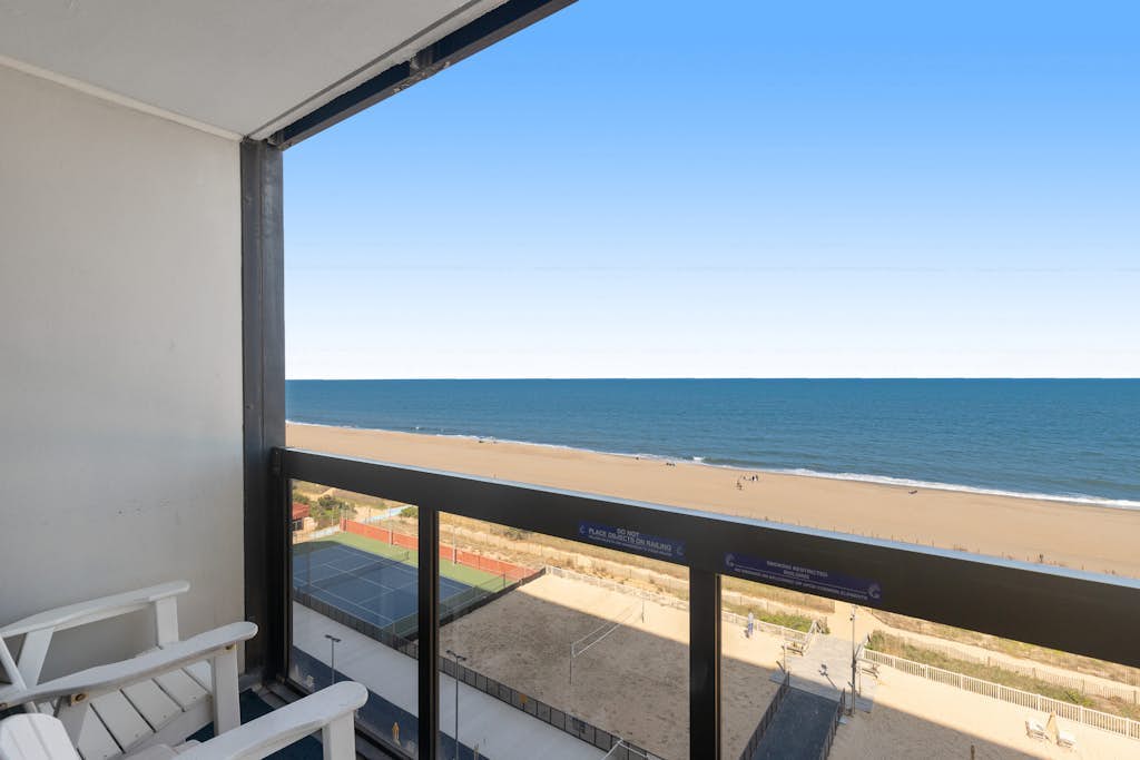 Updated condo with balcony, pools, gym, tennis court & AC