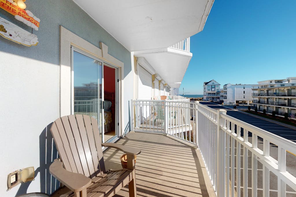 Air-Conditioned Condo on the Ocean Block w/ Balcony, WiFi, W/D, Shared Pool
