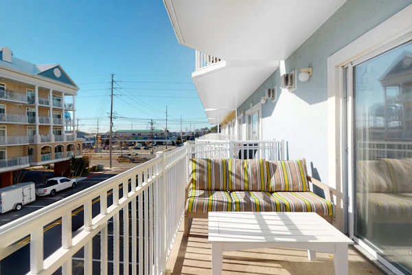 Air-Conditioned Condo on the Ocean Block w/ Balcony, WiFi, W/D, Shared Pool