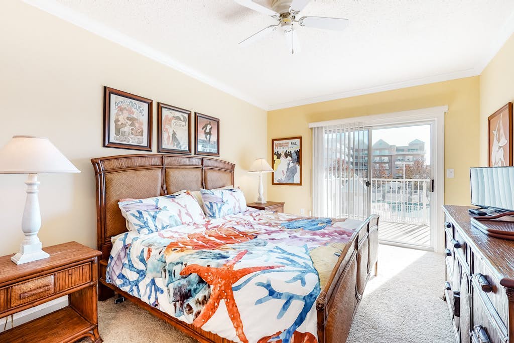 Walkable Condo Overlooking Northside Park w/ Balcony, AC, WiFi & Shared Pool