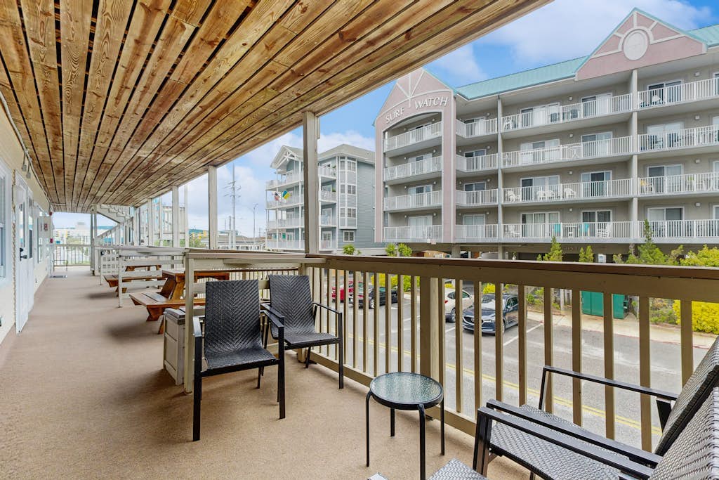 Budget-Friendly Beach Condo near the Ocean w/Private Washer/Dryer & Central A/C