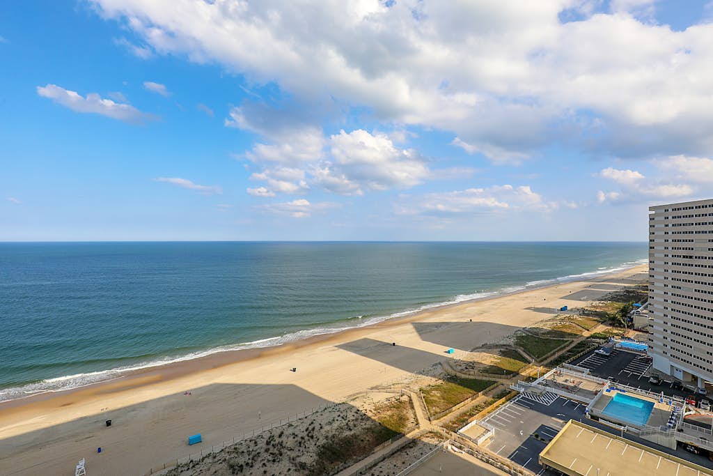 Beachfront Retreat w/Unparalleled Views, Balcony, W/D, Shared Pools, Gym, WiFi