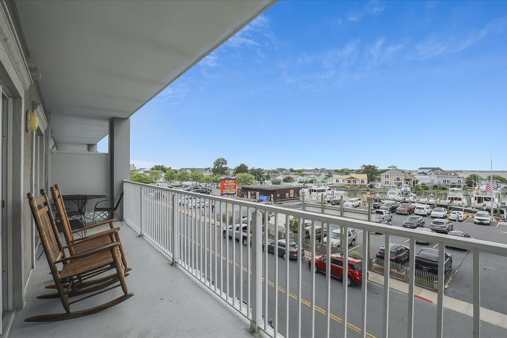 Gorgeous 2nd-Floor Bayside Condo w/Private W/D, Shared Pool, Central AC, WiFi
