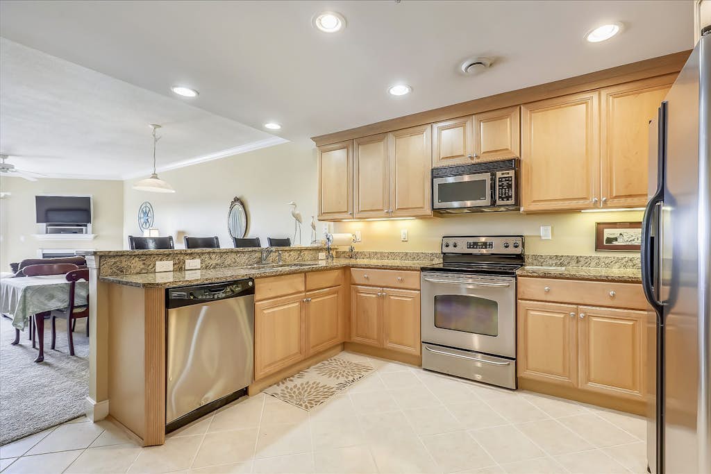 Gorgeous 2nd-Floor Bayside Condo w/Private W/D, Shared Pool, Central AC, WiFi