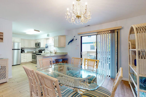 Updated Bayside Townhome w/ Patio, AC, WiFi, Washer/Dryer & Shared Pools