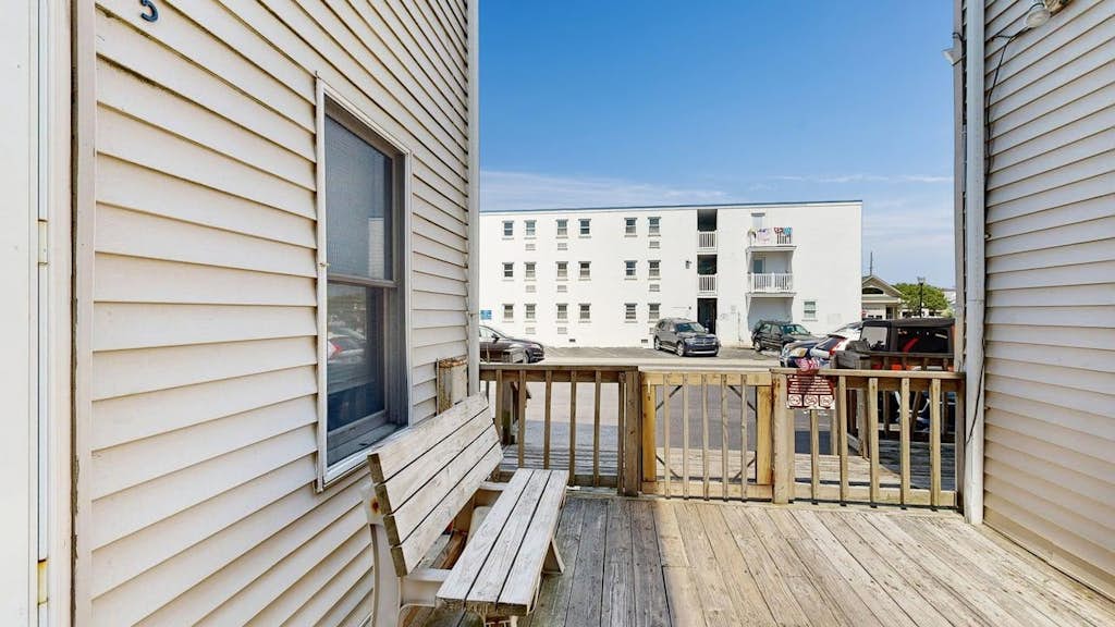 Well-Appointed Condo Right On The Beach w/Balcony, Free WiFi, Lovely Ocean Views