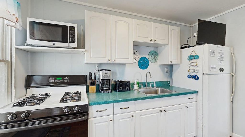Well-Appointed Condo Right On The Beach w/Balcony, Free WiFi, Lovely Ocean Views