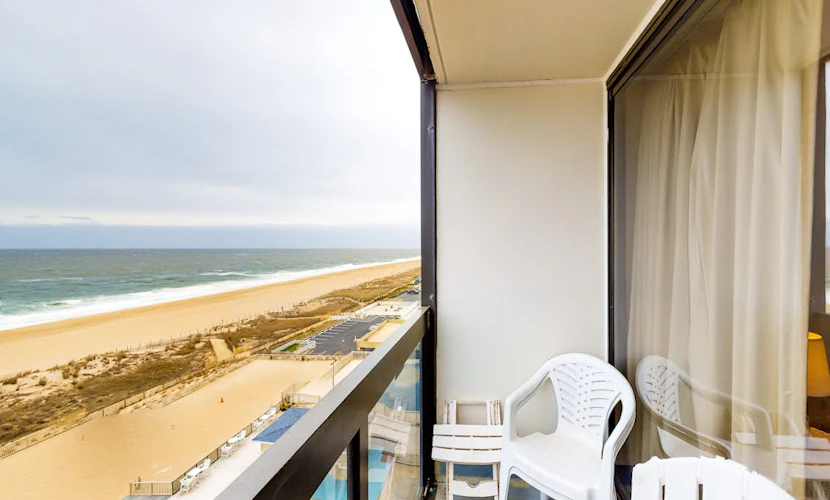 Sunny, beachfront studio with balcony, full kitchen, AC, pools, tennis & gym