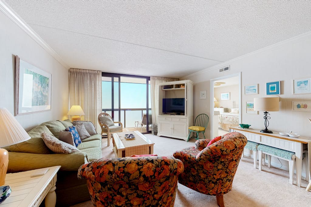Charming condo right on the beach with views, balcony, pools, tennis & gym