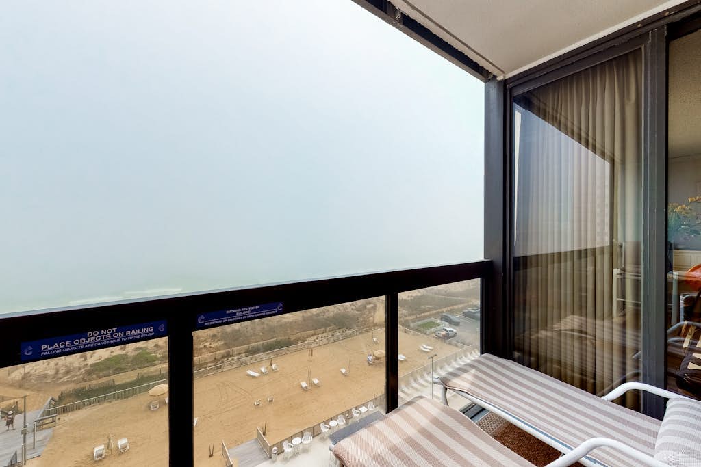 Charming condo right on the beach with views, balcony, pools, tennis & gym