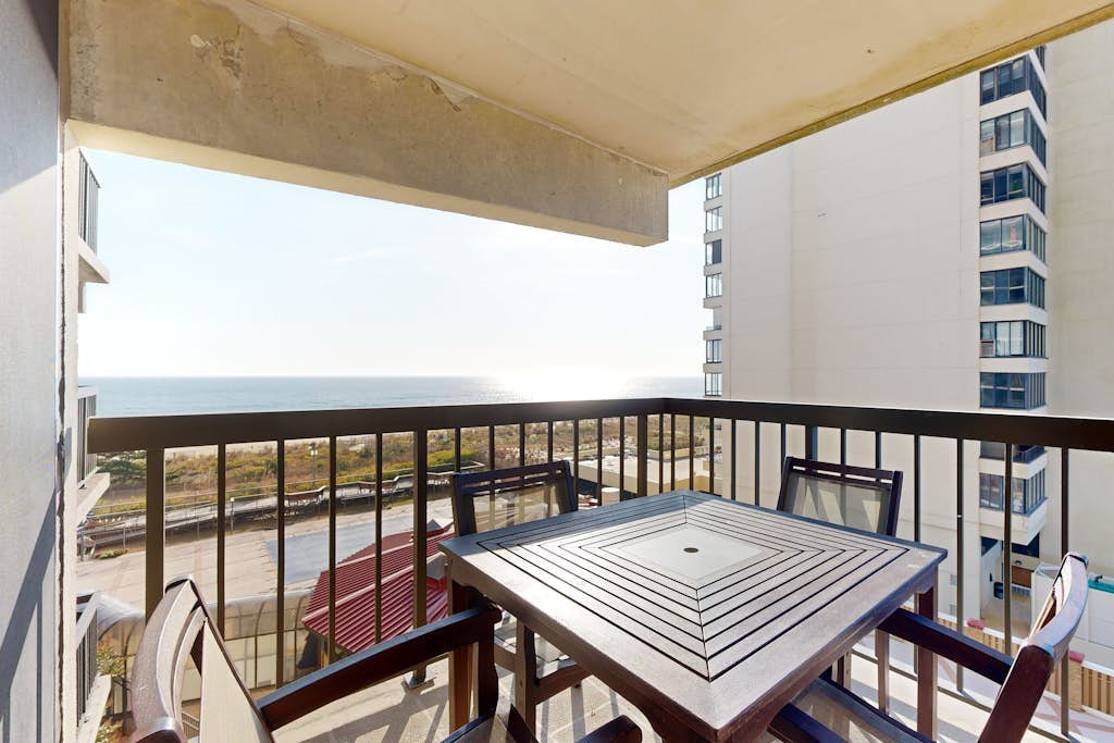 Unbeatable inviting condo with sunny balcony, sauna, pools & gym