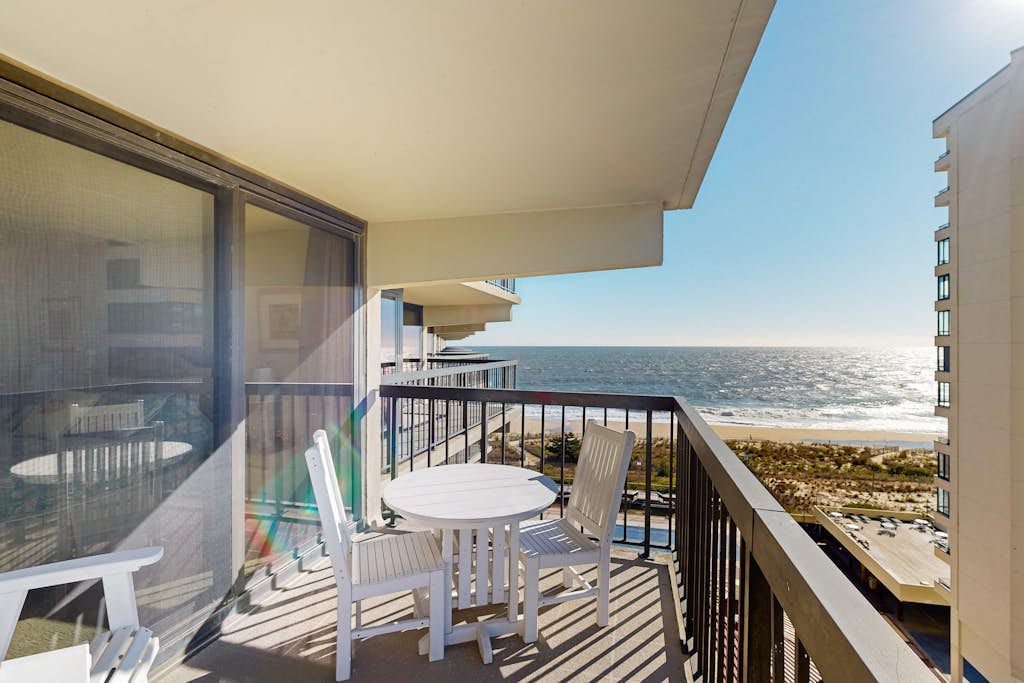 Ocean-view condo with balcony, washer/dryer, pools, saunas & gym