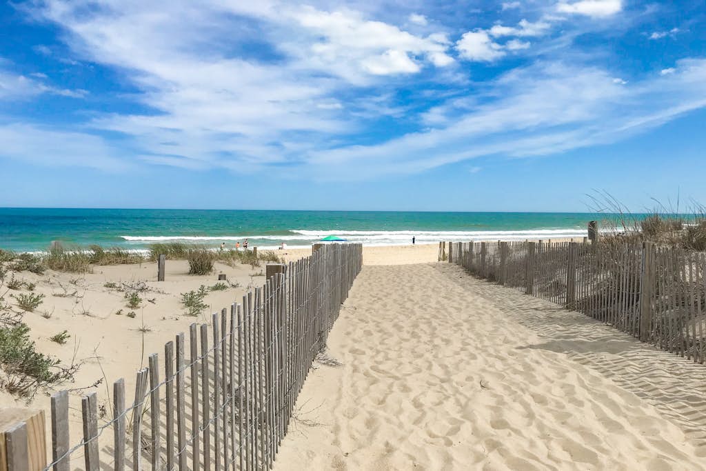 Ocean-view condo with balcony, washer/dryer, pools, saunas & gym