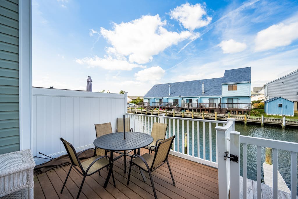 Canal View Townhouse w/Private Deck, Washer/Dryer, & Private Balcony