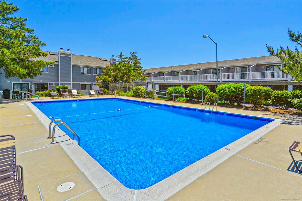 Canal View Townhouse w/Private Deck, Washer/Dryer, & Private Balcony