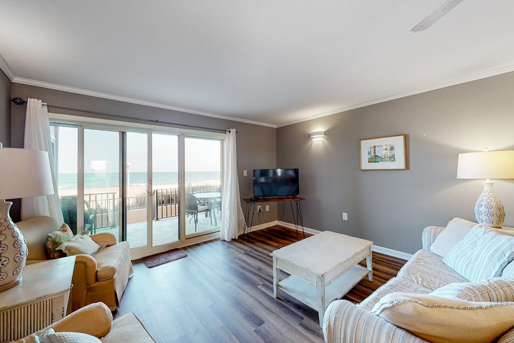 Beachfront Condo w/Private Balcony, Beach Views, Washer/Dryer, Central A/C