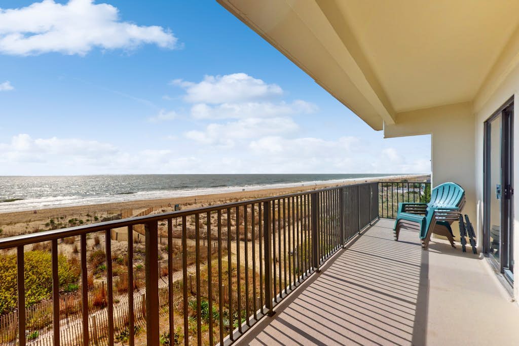 Oceanfront Condo w/ Balcony, Ocean View, Central AC, W/D & Beach Access