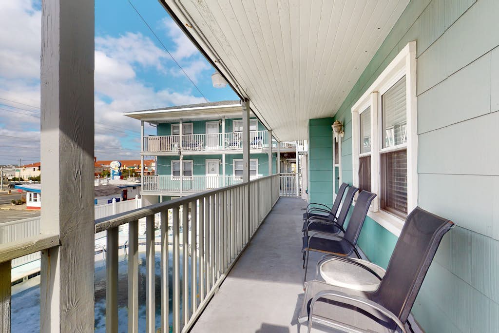 Budget & Family-Friendly Condo near the Ocean w/A/C, Shared Pool & Washer/Dryer