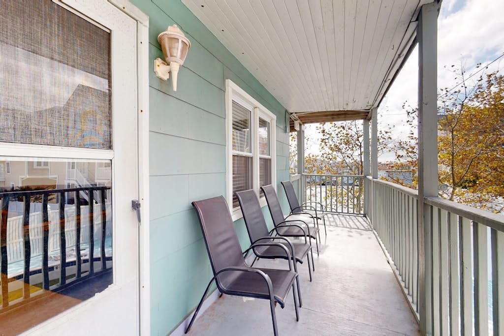 Budget & Family-Friendly Condo near the Ocean w/A/C, Shared Pool & Washer/Dryer