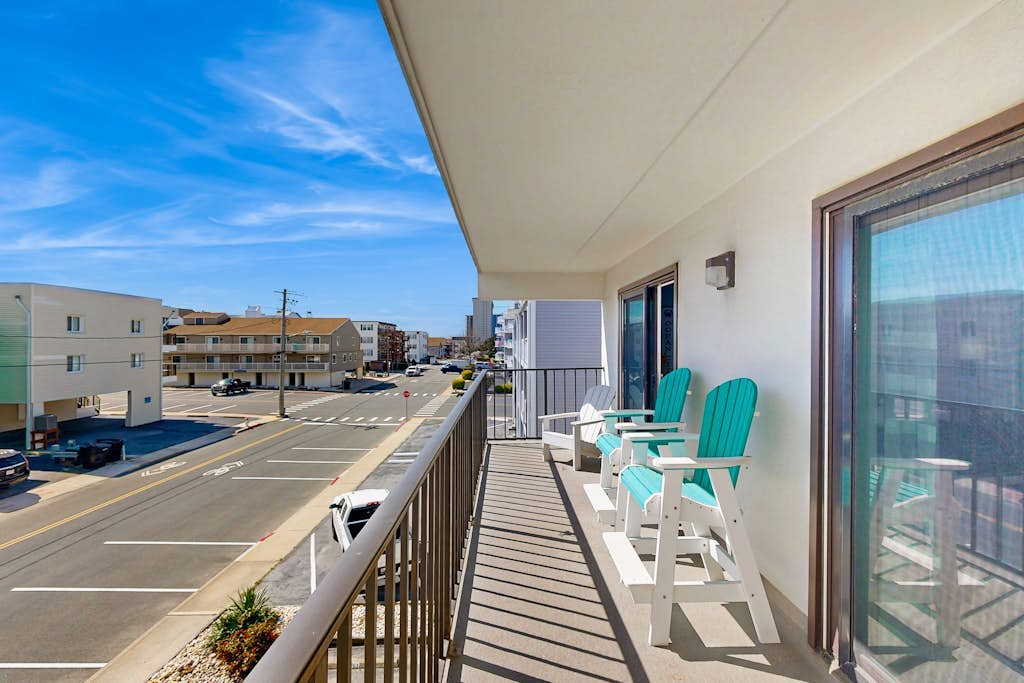 Second-Floor Condo 1 Block from the Beach w/ Balcony, AC, WiFi & Shared Pool