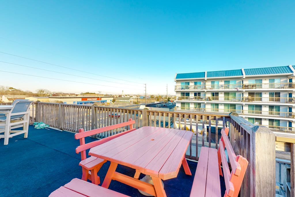 Top-Floor Condo w/ Shared Deck, Central AC, Washer/Dryer - 1 Block to Beach